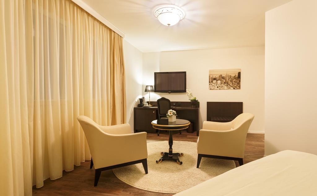 Business Hotel First Feusisberg Quarto foto